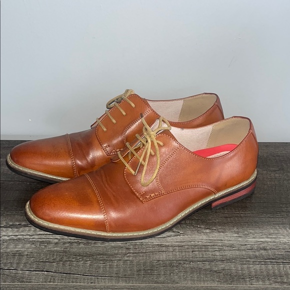 Classic Brown Leather Oxfords with Cap Toe and Lace-Up Closure - Picture 4 of 7